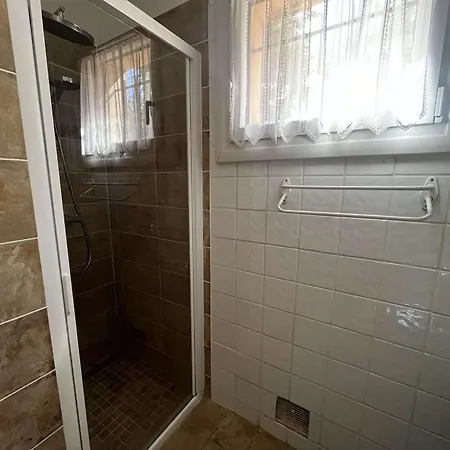 2 Pieces Avec Terrasse Et Jardin A St Clair - Fr-1-308-115 Le Lavandou
