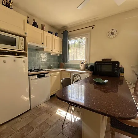 2 Pieces Avec Terrasse Et Jardin A St Clair - Fr-1-308-115